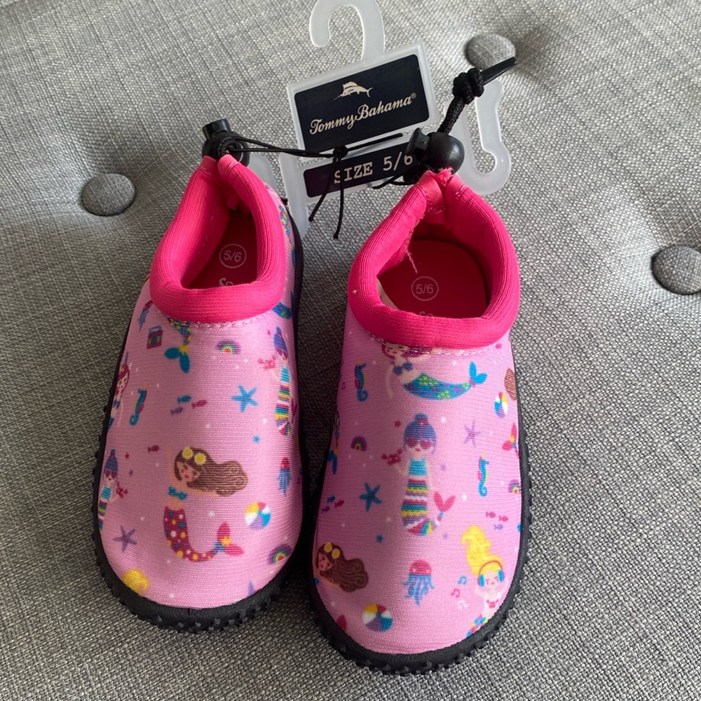 NWT Tommy Bahama Water Shoes 5/6